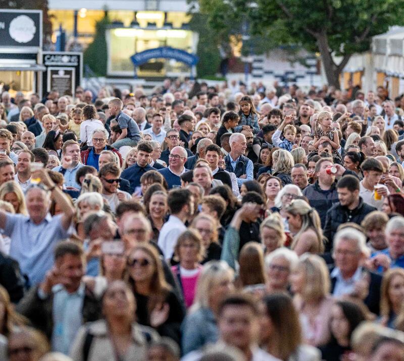 A packed crowd at Windsor Races for live entertainment